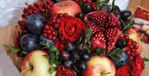 Как сделать букет из фруктов, цветов или ягод